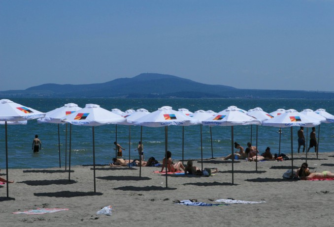 Окончателно: По три лева за чадър и за шезлонг на бургаския плаж