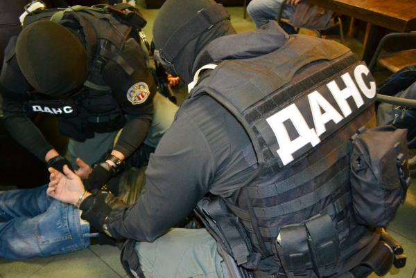 Девет българи в ареста за участие в международна банда за измами с банкови карти