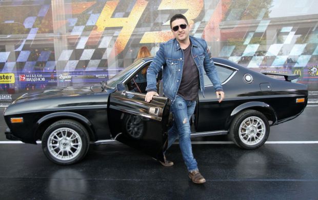 Асен Блатечки показва колата си от филма „Бензин“ на ретропарад в Бургас