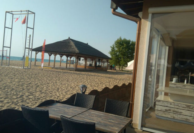 Лъснаха три незаконни обекта на плажа „Обзор-мотела“