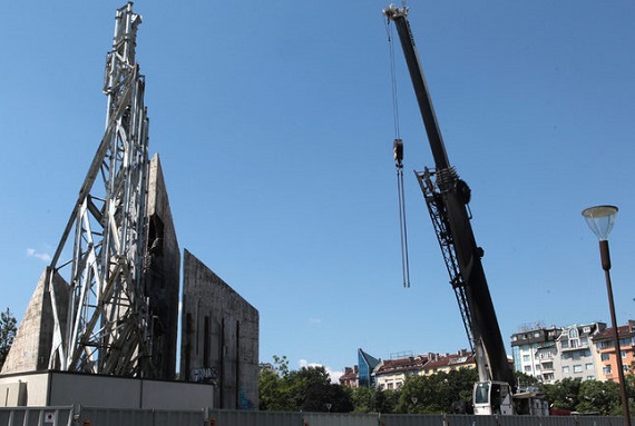Опожарен кран спира временно демонтажа на  паметника „1300 години България”