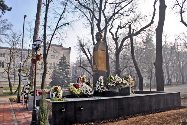 Освещават паметника на Левски в парка на Военната академия „Г. С. Раковски“