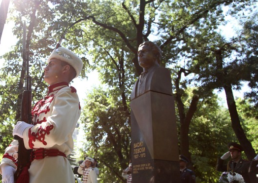 Осветиха паметника на Левски във Военна академия