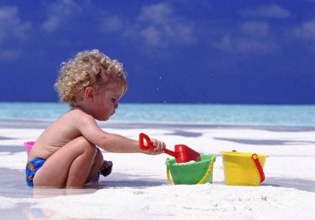 Лекарите съветват: Не водете децата на плажа в най-горещите часове