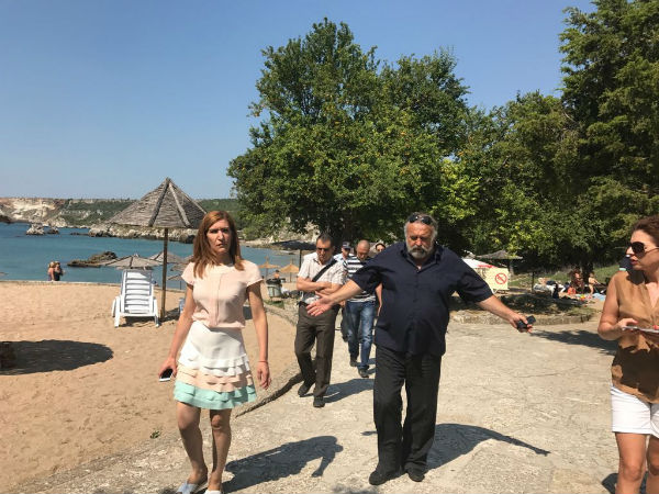Ангелкова откри сериозни нарушения на плажовете около Русалка