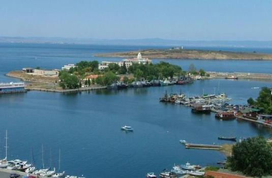 Държава и община влязоха в битка за остров край Созопол
