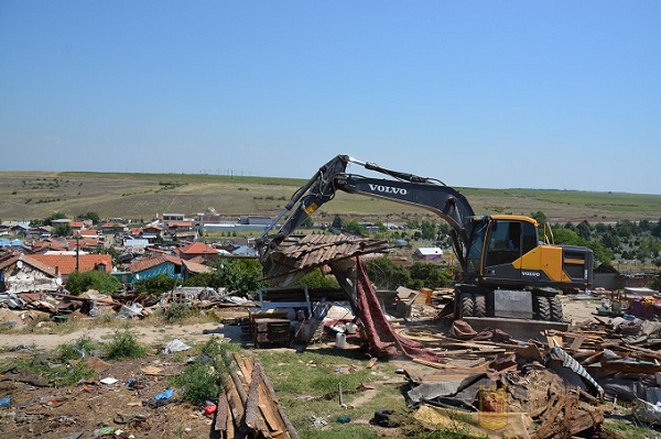 В ромското гето на Асеновград започна събарянето на незаконните постройки