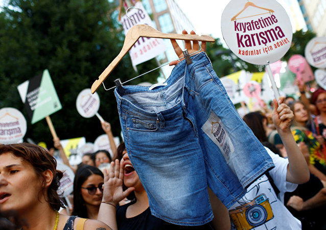 Жените в Истанбул протестираха, развявайки дънкови шорти