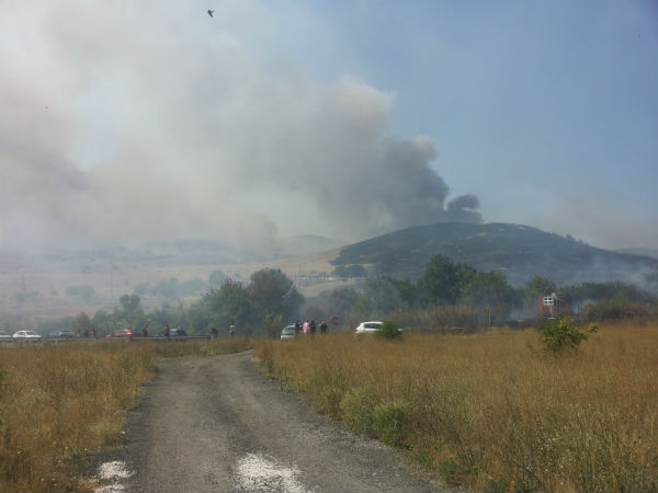 От АПИ предупреждават: Ограничено е движението по пътя Миролюбово-Изворище заради пожара