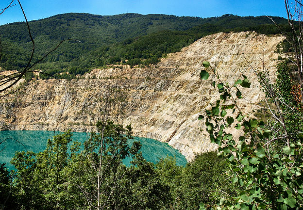 Отровно екзотично езеро изпълва бившата мина „Медет" край Панагюрище