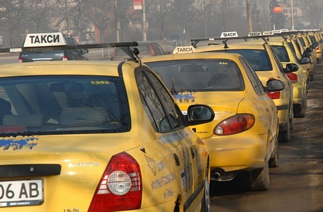 Таксиметрови шофьори край морето хванати да мамят клиентите си с „помпи“