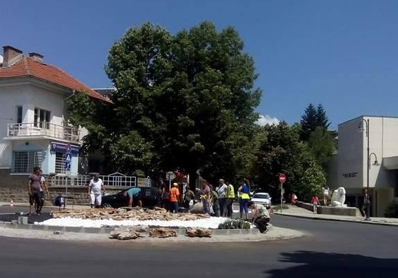 Амфора ще краси кръстовището пред музея в Казанлък