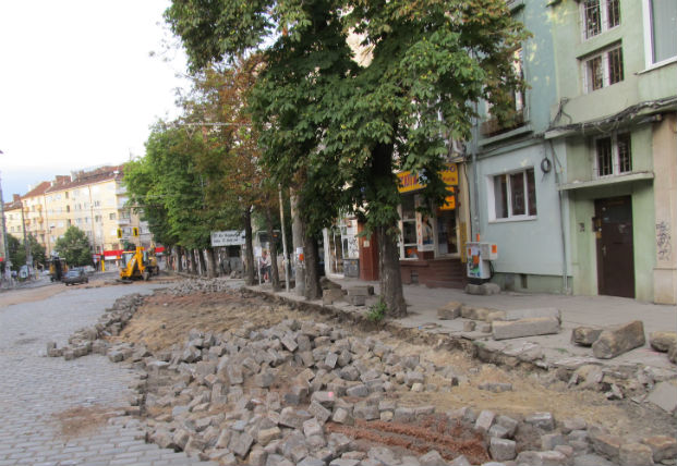 Битката асфалт срещу павета на столичния бул. "Прага" продължава