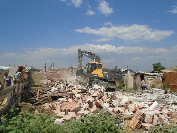 Бутнаха още 11 незаконни постройки в циганското гето на Асеновград