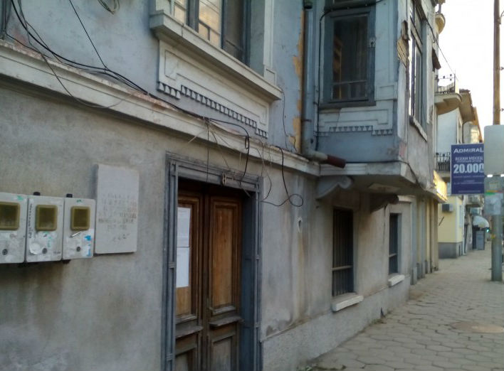 Къщата на Балканската фея, която изпраща Ботев до „Радецки", се превръща в руина