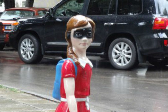 Омаскариха 3D фигура на момиче край пешеходна пътека във Варна