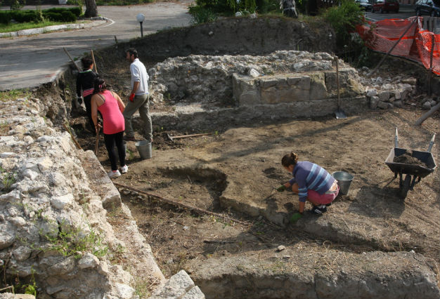 В първите дни на разкопките на  "Сексагинта приста" намериха черни керамични лули