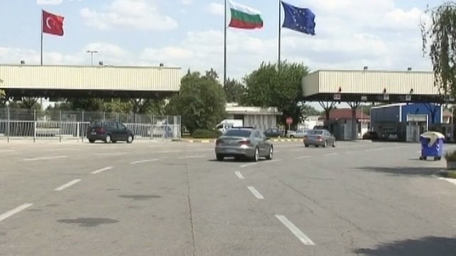 Турски гастербайтери счупиха крак на български граничен полицай, изкарват се жертва