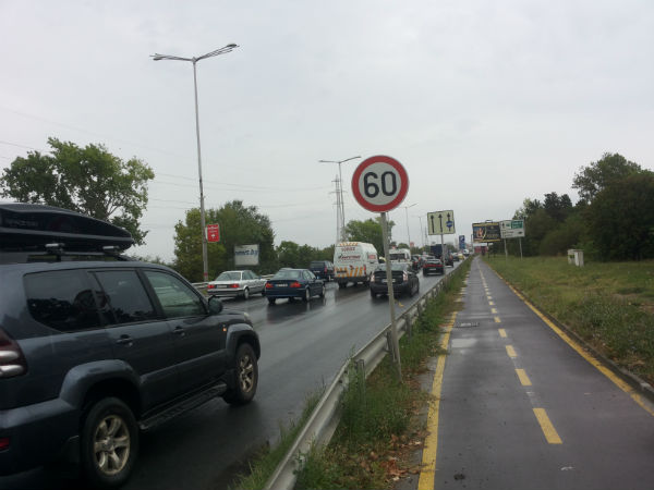 Огромни задръствания на юг от Бургас вкараха в капан стотици шофьори