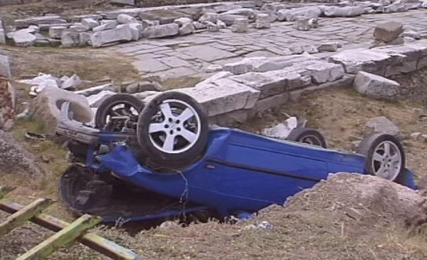 Зрелищна каскада в Пловдив: Автомобил се натресе насред руините на Източната порта
