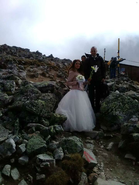 Екип на Десант бе сред свидетелите на уникалната сватбена фотосесия на връх Мусала