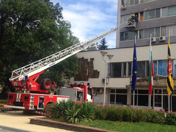 Пожарникари с носилки тичат към сградата на общината в Перник
