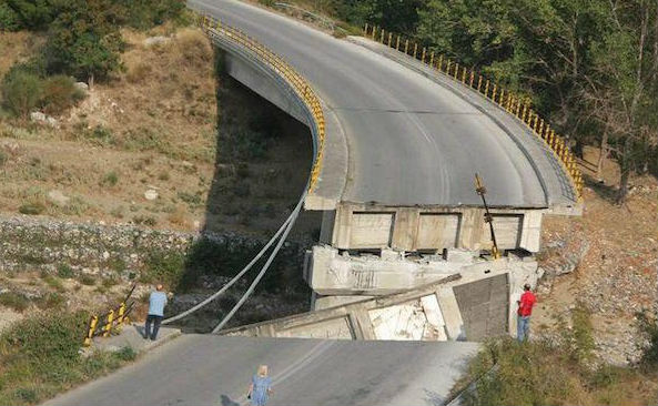 Пропадна мост на магистралата между Комотини и Ксанти