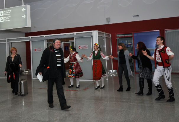 Отлитащите от морските ни курорти чужденци учат наши народни танци, докато чакат самолета си