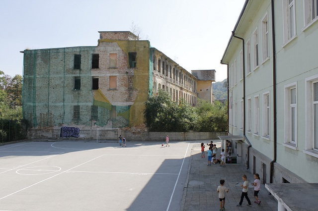 Рушащ се бивш завод в Габрово може да падне върху главите на децата, играещи в двора на близкото училище