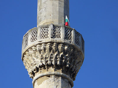 Неизвестен родолюбец развя българското знаме върху джамията в Разград