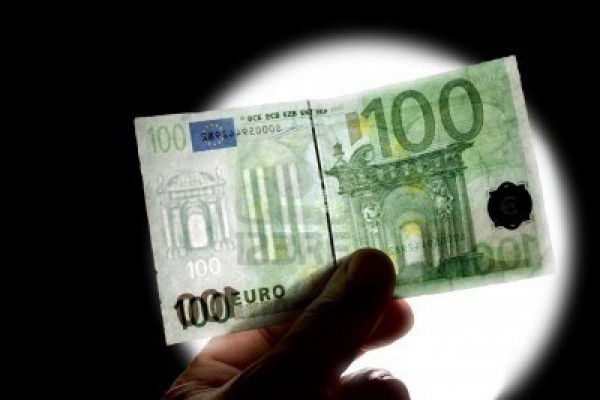 Сърбин пробутва 100 фалшиви евро в Шумен, но взима ресто в редовни български лева