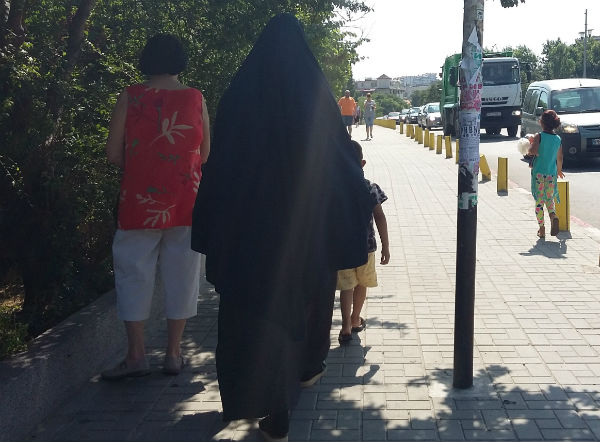 В ромските махали законите не важат: Жени с бурки се разхождат в Асеновград
