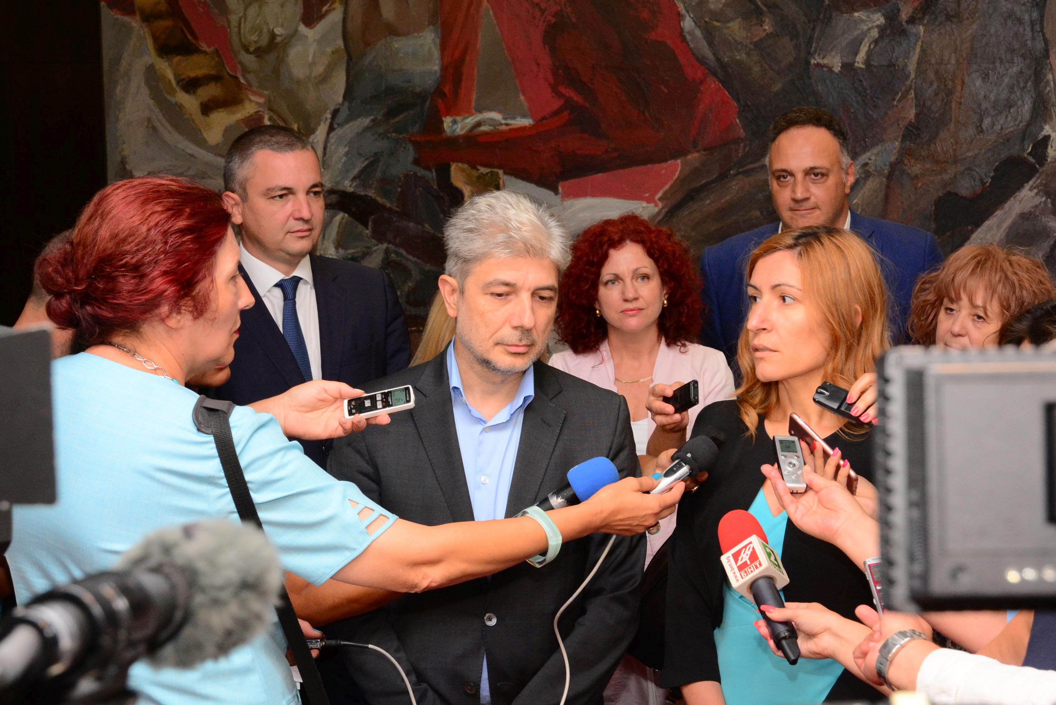 Обществена поръчка на министър Ангелкова влезе в прокуратурата