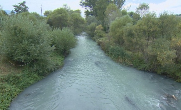 Река Струма отново е с неестествен цвята на водата си