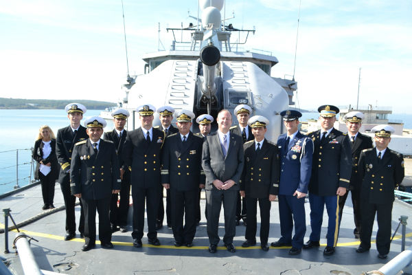Посланикът на САЩ Ерик Рубин огледа военноморската база край Бургас
