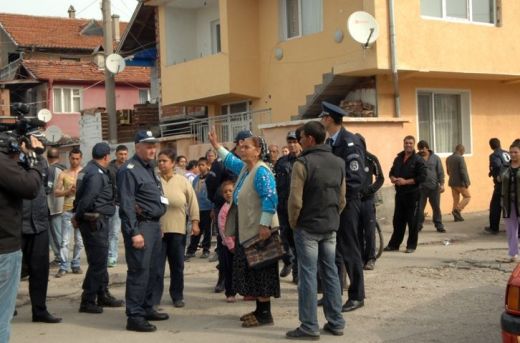 16 месеца затвор за биячите на полицаи в Пловдив