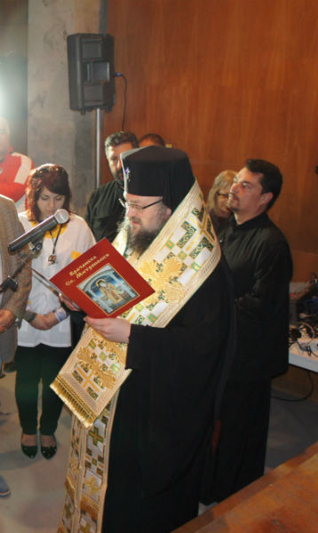 За пръв път в България: Митрополит Григорий освети докторски престилки