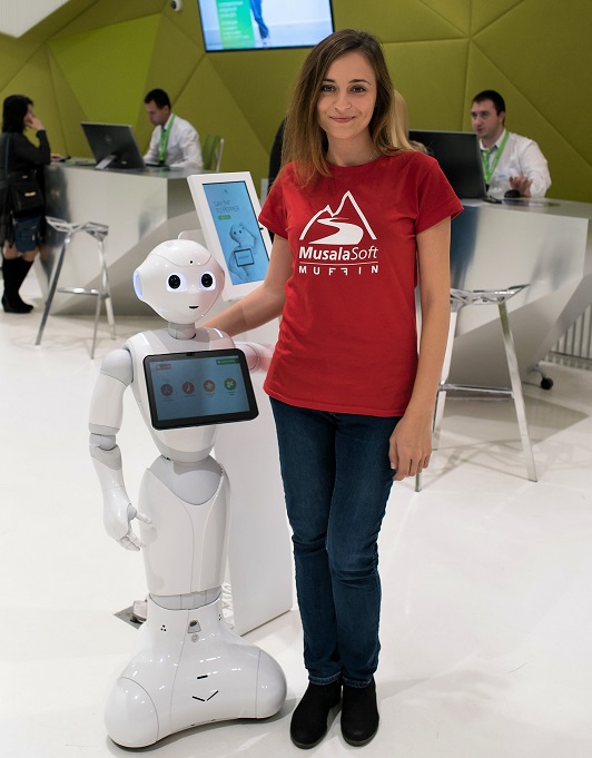 Хуманоиден робот посреща и консултира клиенти в българска банка