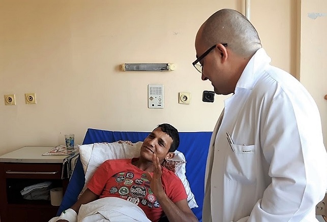 Операция в УМБАЛ-Бургас вдигна на крака сакат млад мъж
