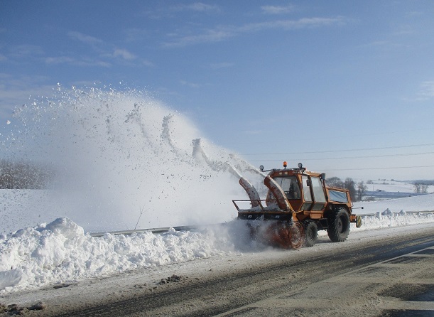 Близо 300 машини са се включили в почистването на снега по пътищата