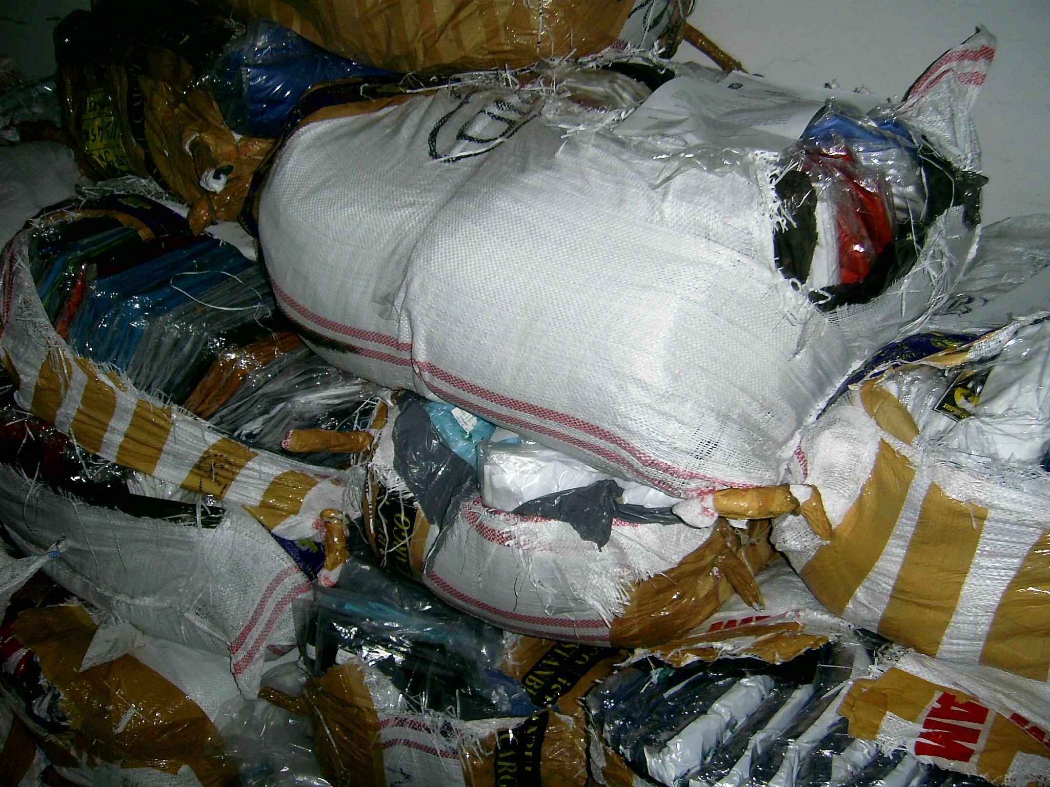 Голямо количество дрехи и обувки са задържани на ГКПП Лесово