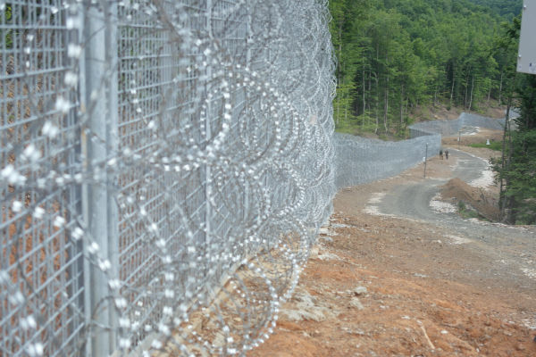 Каква е истината за „падналата" ограда по границата