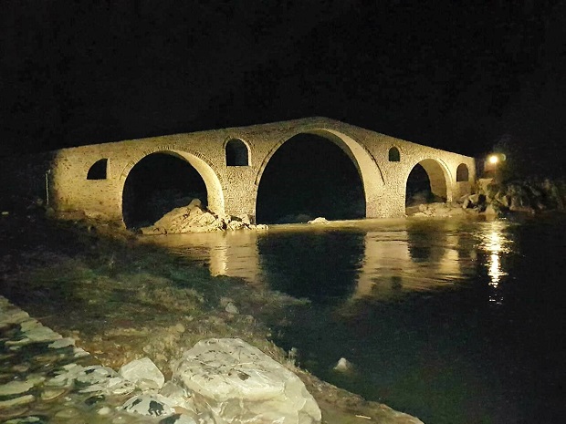 Легендарният Дяволски мост оцеля в придошлите води на Арда