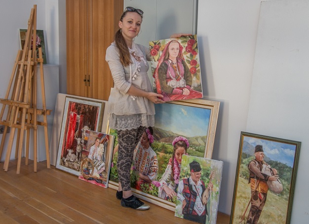 Продават благотворително картини за закупуване на носии за деца, изучаващи българския фолклор