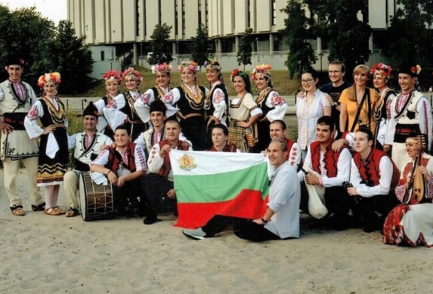 Танцьорите от ансамбъл „Розова долина“ накараха Прага да заиграе нашенско хоро