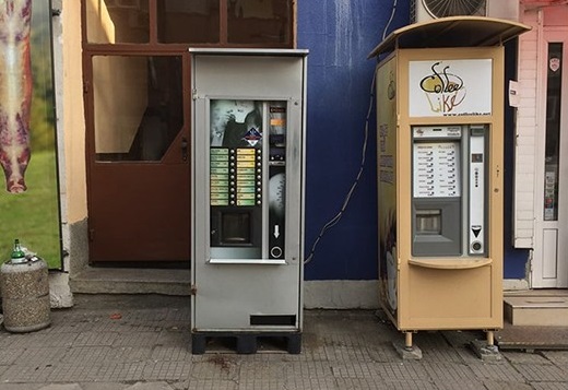 ПАРАДОКС: Автомат за кафе „зазида" входа на жилищен блок в Троян