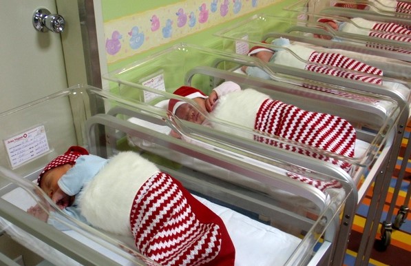Бургаска болница опакова бебетата като... коледни подаръци