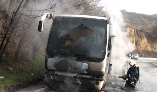 Автобус, превозващ тръгнали да посрещат Новата година в Павел баня, се запали и изгоря