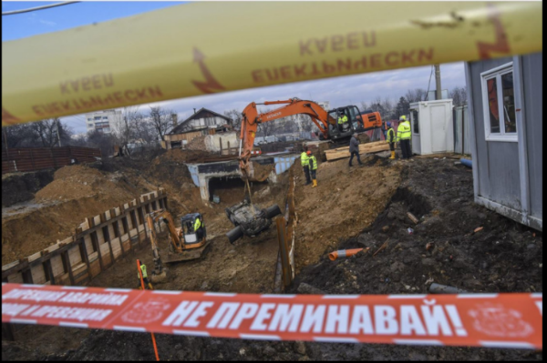 Вадиха кола, паднала в изкоп за метрото в София