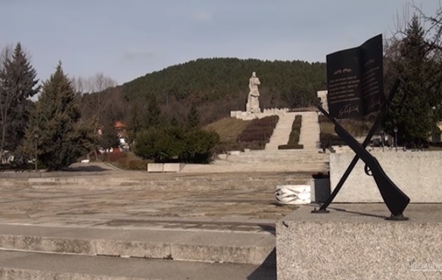 Мемориалът на Христо Ботев в Калофер отново се руши